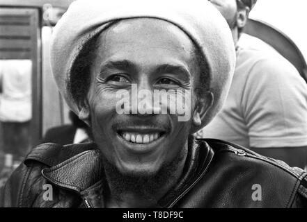 Amsterdam, Paesi Bassi - 1 gennaio: musicista giamaicano reggae Bob Marley (1945-1981) poste su una barca sul fiume ad Amsterdam, nei Paesi Bassi nel 1976. (Foto di Gijsbert Hanekroot) Foto Stock