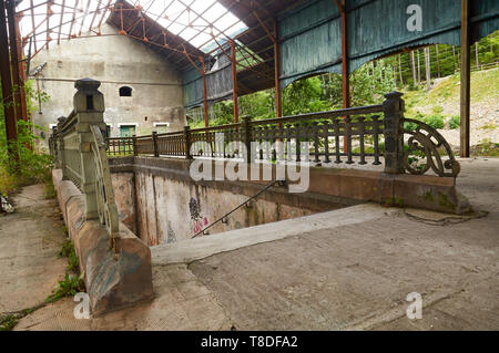 Scale di passaggio sotterraneo in banchina della stazione al abbandonato a Canfranc stazione ferroviaria internazionale (a Canfranc, Pirenei, Huesca, Aragona, Spagna) Foto Stock