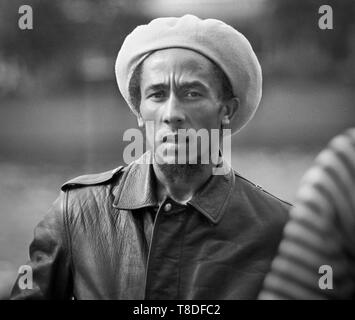 Amsterdam, Paesi Bassi - 1 gennaio: musicista giamaicano reggae Bob Marley (1945-1981) poste su una barca sul fiume ad Amsterdam, nei Paesi Bassi nel 1976. (Foto di Gijsbert Hanekroot) Foto Stock