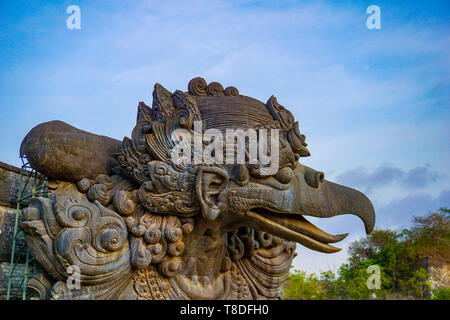 Garuda indù imperterrito mitico uccello immagine in GWK cultura park, Bali Foto Stock