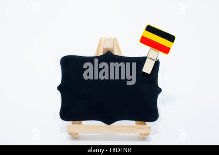 Scuola di blackboard indicazioni per scrivere messaggi su sfondo bianco. Tornare a scuola e di imparare le lingue straniere.parlano lingue Foto Stock