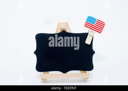 Scuola di blackboard indicazioni per scrivere messaggi su sfondo bianco. Tornare a scuola e di imparare le lingue straniere.parlano lingue Foto Stock