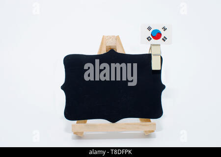 Scuola di blackboard indicazioni per scrivere messaggi su sfondo bianco. Tornare a scuola e di imparare le lingue straniere.parlano lingue Foto Stock