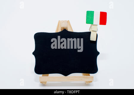 Scuola di blackboard indicazioni per scrivere messaggi su sfondo bianco. Tornare a scuola e di imparare le lingue straniere.parlano lingue Foto Stock