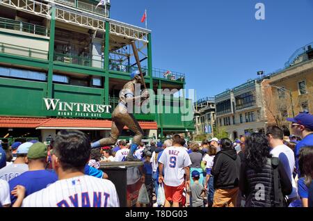 Chicago, Illinois, Stati Uniti d'America. Ventole congegrate vicino e intorno alla statua di Chicago Cubs Hall-di-Famer Billy Williams in attesa di entrare in campo Wrigley. Foto Stock