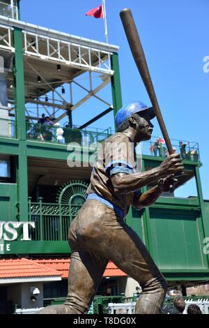 Chicago, Illinois, Stati Uniti d'America. La statua di Chicago Cubs Hall-di-Famer Billy Williams si trova al di fuori del campo a destra porta a Wrigley Field. Foto Stock