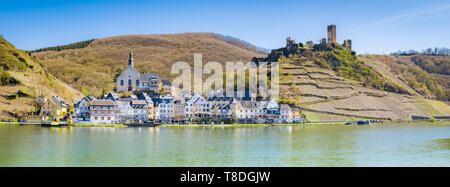 Bellissima vista della storica città di Beilstein con il fiume Mosella in scenic luce della sera in primavera, Renania-Palatinato, Germania Foto Stock