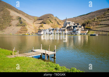 Bellissima vista della storica città di Beilstein con il fiume Mosella in scenic luce della sera in primavera, Renania-Palatinato, Germania Foto Stock