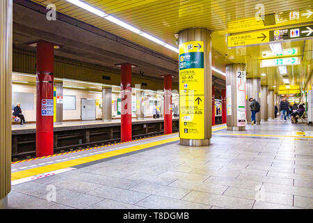 Tokyo, Giappone - 24 Aprile 2019 - pendolari attendere il treno della metropolitana a una stazione della metropolitana a Tokyo in Giappone il 24 aprile 2019 Foto Stock