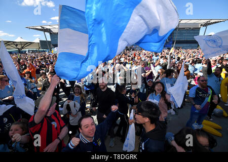 Manchester City tifosi festeggiare al Etihad Stadium e Manchester. Foto Stock