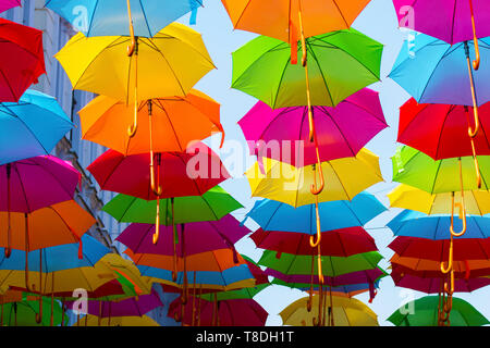 Ombrelloni colorati decorare il cielo in Timișoara city centre Foto Stock