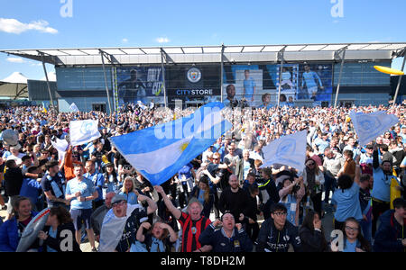 Manchester City tifosi festeggiare al Etihad Stadium e Manchester. Foto Stock