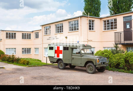 Vintage ambulanza al di fuori della Scienza & Innovation Center a Bletchley Park, top-secret home della Seconda Guerra Mondiale Codebreakers, ora un museo del patrimonio Foto Stock