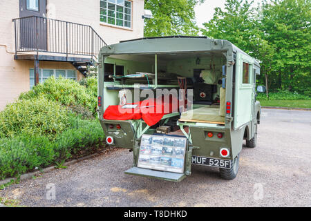 Vintage ambulanza al di fuori della Scienza & Innovation Center a Bletchley Park, top-secret home della Seconda Guerra Mondiale Codebreakers, ora un museo del patrimonio Foto Stock