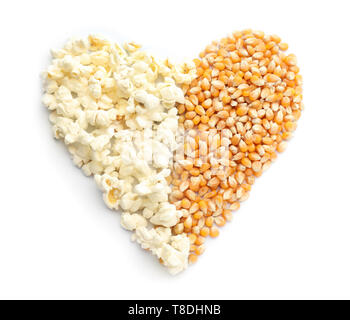 Cuore di deliziosi popcorn e kernel su sfondo bianco Foto Stock