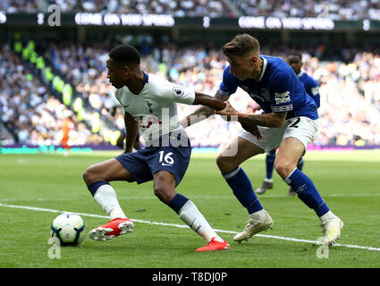 Tottenham Hotspur di Kyle Walker-Peters (sinistra) e Everton's Lucas Digne battaglia per la palla durante il match di Premier League a Tottenham Hotspur Stadium, Londra. Foto Stock