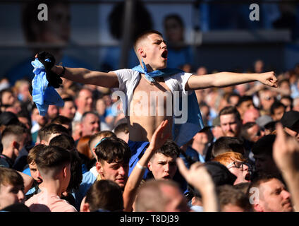 Manchester City tifosi festeggiare al Etihad Stadium e Manchester. Foto Stock