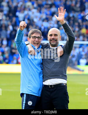 Manchester City manager Pep Guardiola (destra) celebra la conquista del titolo dopo il fischio finale in Premier League al AMEX Stadium, Brighton. Foto Stock