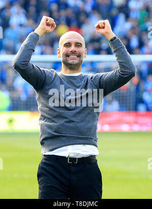 Manchester City manager Pep Guardiola celebra la conquista del titolo dopo il fischio finale durante il match di Premier League al AMEX Stadium, Brighton. Foto Stock