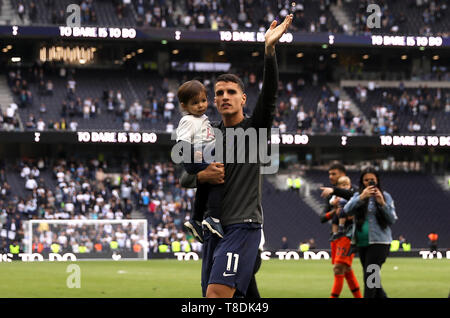 Tottenham Hotspur di Erik Lamela elogia gli appassionati dopo il fischio finale con il figlio durante il match di Premier League a Tottenham Hotspur Stadium, Londra. Foto Stock