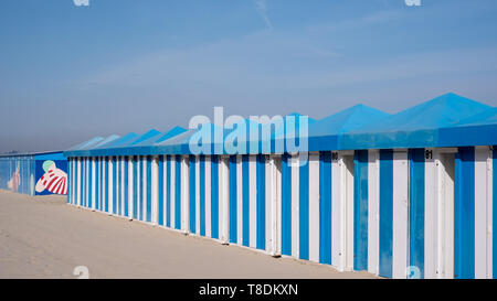 Blu e bianco striato capanne sulla spiaggia sulla sabbia di fronte al mare sulla Malo-Les-Bains spiaggia di Dunkerque, Francia Foto Stock
