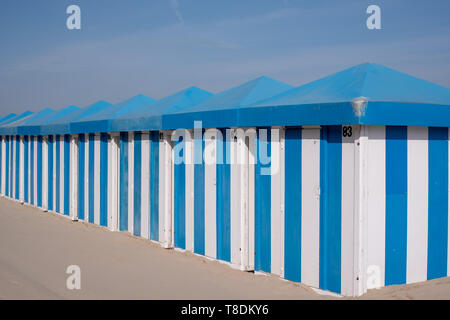 Blu e bianco striato capanne sulla spiaggia sulla sabbia di fronte al mare sulla Malo-Les-Bains spiaggia di Dunkerque, Francia Foto Stock