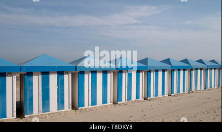 Blu e bianco striato capanne sulla spiaggia sulla sabbia di fronte al mare sulla Malo-Les-Bains spiaggia di Dunkerque, Francia Foto Stock