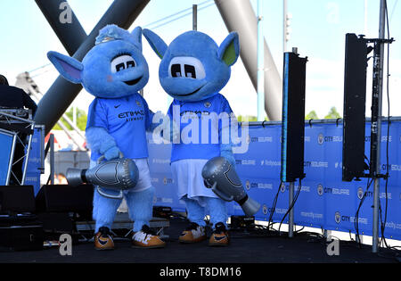 Manchester City mascotte Moonchester e Moonbeam all'Etihad Stadium e Manchester. Foto Stock