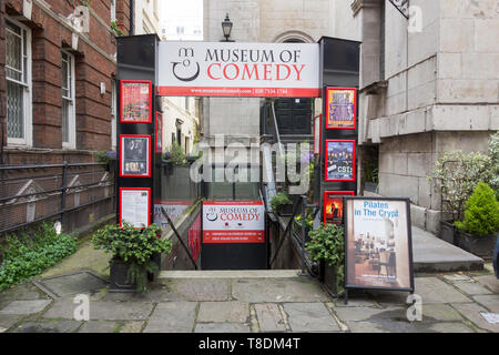 Entrata al Museo di commedia, il Undercroft, la chiesa di San Giorgio, Bloomsbury Way, Holborn, Londra, WC1, Regno Unito Foto Stock