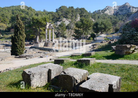 Vista sulla città alta e Tempio Romano nella antica città romana o città di Glanum Saint Remy de Provence Provence Francia Foto Stock