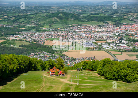 Maribor, Slovenia - 02 Maggio 2019: baita di montagna Luka sulle piste da sci del Pohorje di Maribor offre riposo e ristoro per escursionisti e sciatori mentre Foto Stock