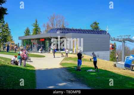 Maribor, Slovenia - 2 Maggio 2019: la gente camminare a Bellevue, la stazione superiore di Pohorska vzepnjaca linea della cabinovia, trasporto di escursionisti ciclista per Foto Stock