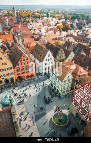 Vista aerea della città medievale di Rothenburg ob der Tauber su una bella giornata di sole con cielo blu e nuvole in estate, Baviera, Germania Foto Stock