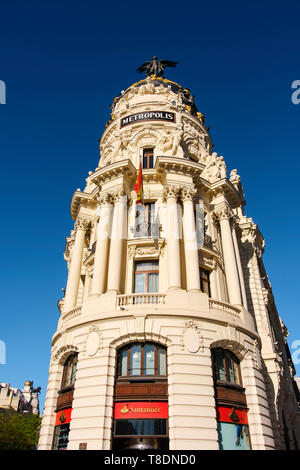 Il Metropolis edificio sulla Gran Vía e la città di Madrid. Spagna, Europa Foto Stock
