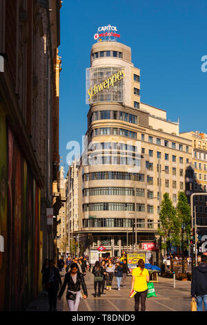 Gran Via street, Capitol Building sulla Piazza Callao. La città di Madrid. Spagna, Europa Foto Stock
