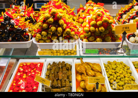 Il Mercado de San Miguel. Tipico mercato gastronomico specializzato in tapas. La città di Madrid, Spagna. Europa Foto Stock