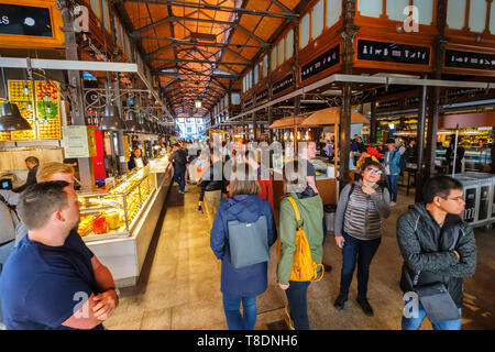 Il Mercado de San Miguel. Tipico mercato gastronomico specializzato in tapas. La città di Madrid, Spagna. Europa Foto Stock