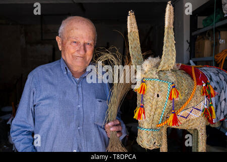 Paco, artigiano di sparto con artigianato tradizionale tipica asino da lui stesso realizzato, bianco villaggio di Mijas. Costa del Sol, Málaga provincia. Eun Foto Stock