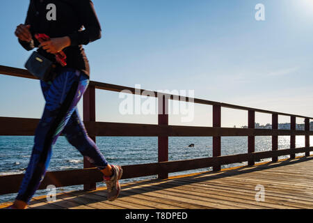 Senda Litoral. Percorso passerella in legno percorso spiaggia, Mijas. Malaga, provincia Costa del Sol. Andalusia Spagna meridionale. Europa Foto Stock