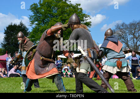 Viking Rievocazione storica battaglia a Milton Keynes Storia del museo Festival 2019. Wolverton, Buckinghamshire, Inghilterra, Regno Unito Foto Stock