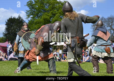 Viking Rievocazione storica battaglia a Milton Keynes Storia del museo Festival 2019. Wolverton, Buckinghamshire, Inghilterra, Regno Unito Foto Stock