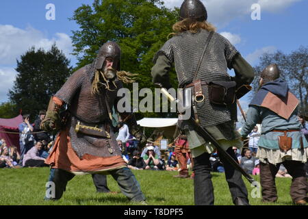 Viking Rievocazione storica battaglia a Milton Keynes Storia del museo Festival 2019. Wolverton, Buckinghamshire, Inghilterra, Regno Unito Foto Stock