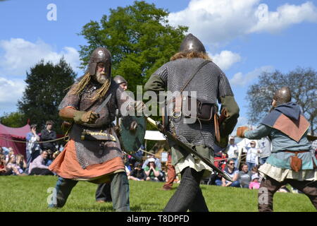 Viking Rievocazione storica battaglia a Milton Keynes Storia del museo Festival 2019. Wolverton, Buckinghamshire, Inghilterra, Regno Unito Foto Stock