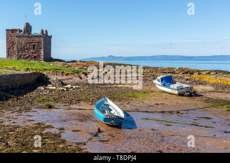 Il castello di Portencross, Ayrshire, in Scozia affacciato sul Firth of Clyde e l'isola di Arran a distanza Foto Stock