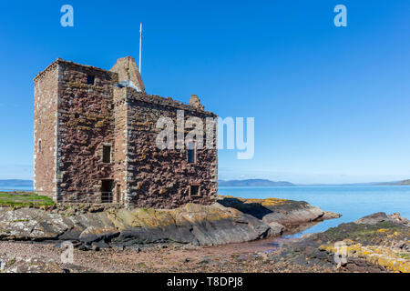 Il castello di Portencross, Ayrshire, in Scozia affacciato sul Firth of Clyde e l'isola di Arran a distanza Foto Stock