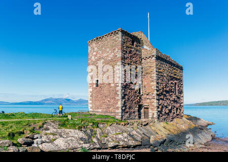 Il castello di Portencross, Ayrshire, in Scozia affacciato sul Firth of Clyde e l'isola di Arran a distanza Foto Stock