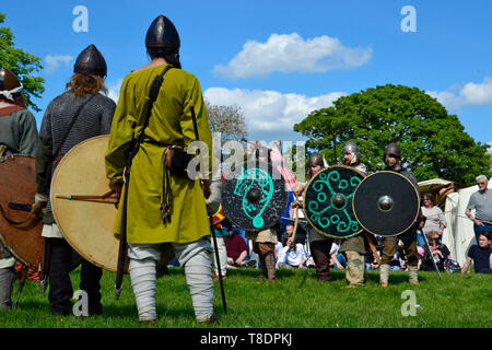 Viking Rievocazione storica battaglia a Milton Keynes Storia del museo Festival 2019. Wolverton, Buckinghamshire, Inghilterra, Regno Unito Foto Stock