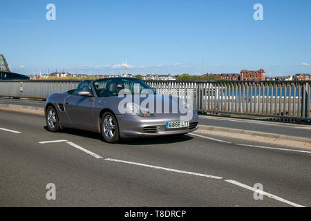 2004 Porsche Boxster Mk 1 (noto come il 986) essendo azionati in Southport lungomare, Merseyside, Regno Unito Foto Stock