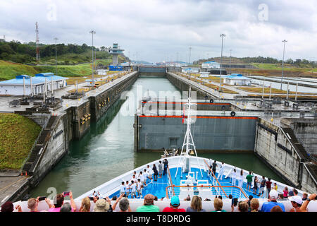 Il 28 gennaio 2019, il canale di Panama, Panama. Tourist sul ponte della nave da crociera a scattare foto e chiedendo, mentre la nave sta entrando in porte del Canale di Panama Foto Stock