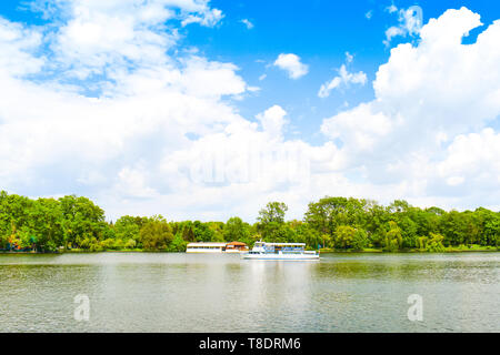 Bellissimo Parco Herastrau da Bucarest, Romania in una giornata di primavera. Foto Stock
